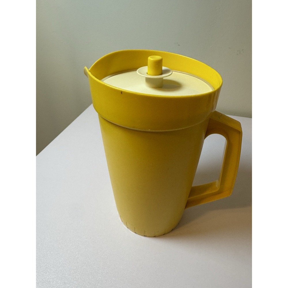 VTG Tupperware Push Button Seal Pitcher 1 Quart 874-14 Yellow~White Lid. T20